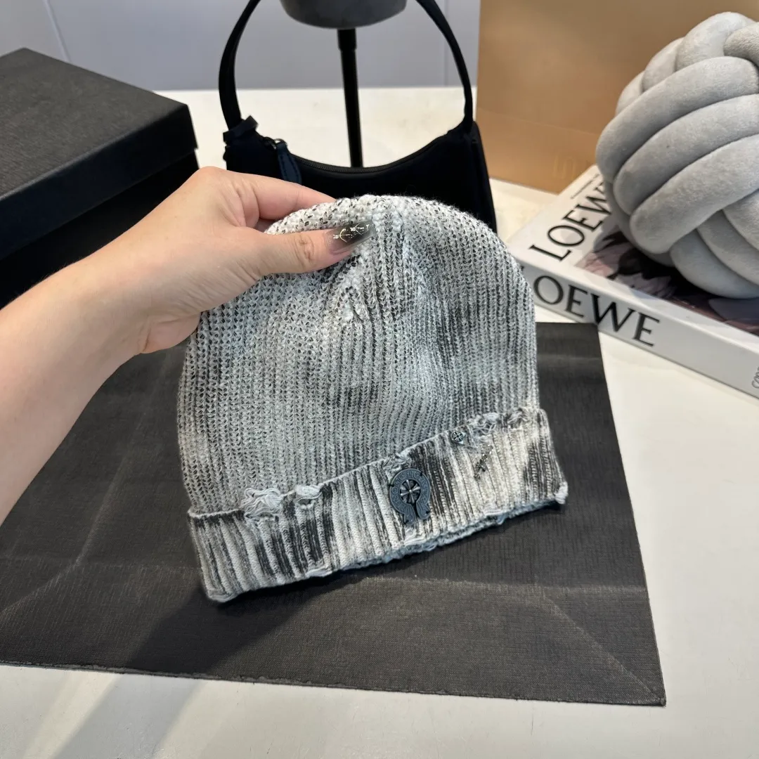 P60 Crow Heart Autumn and Winter Wool Knitted Beanie This must be the favorite of minimalism. It is clean, neat, fashionable and versatile, and will definitely not be picky about your face shape! A fashionable classic that lasts forever! Fashionable black and white can be purchased together